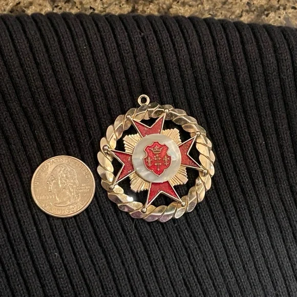 😍 VINTAGE COAT OF ARMS PENDANT Red Enamel, mother of pearl w gold finish